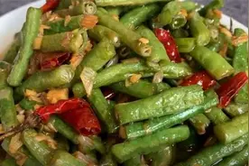 炒豆角时，记住不要直接下锅炒，教你一招，脆嫩入味，营养又下饭图片