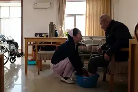 养老院护工自述：给人划等级，有儿子的不欺负，给红包会额外照顾图片
