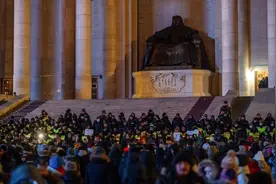 因官员贪腐，蒙古爆发抗议，中方表示若蒙方请求，愿提供必要协助图片