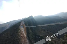 特写 | 200多米高空运挖掘机 他们在深谷架“飞虹”图片