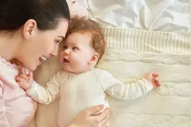 新生儿谁抱有讲究，过来人：“踩生”非迷信，可不是谁想抱就能抱图片