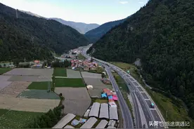 沿着铺在天上的蓉昌高速到马尔康，游览这座大山里的“一线”城市图片