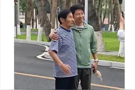 撒贝宁回广东老家被偶遇 街头紧紧搂着老父亲合影图片