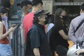 蔡康永穿一脚蹬配土味红袜，与友人外出觅食，边走边看菜单太较真图片