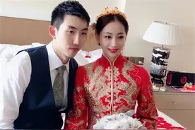 前女排国手王茜近况：嫁2米篮球硬汉继承父业，与儿子亲亲太幸福图片