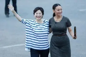 林青霞这是什么神仙状态！和小17岁宁静同框，打扮朴素却不输气场图片