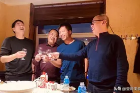 外行人看笑话，内行人看门道！酒桌上倒酒时，为啥有人“敲桌子”图片