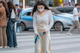 长沙街拍｜在黄兴路上遛狗的裙装姐姐，悠闲自在图片
