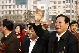山西人的好书记胡富国：面对数万群众流泪相送：我死时还要回山西图片
