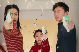 谢苗一家三口罕同框迎新年！38岁胡子拉碴男人味足，妻女颜值高图片