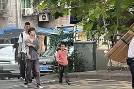 王俊凯新剧路透，头发凌乱状态疲惫，近照被指像素人图片