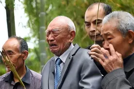 2002年台湾老兵回大陆探亲，酒后失言：我不是国民党，我是共产党图片