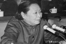 开国大典，她扶宋庆龄登上天安门离开，总理叫住：阿曾，站我旁边图片