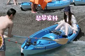 郭碧婷穿超短泳衣坐皮艇，有谁注意到她脚的姿势？网友：看到了！图片