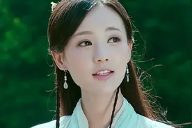 新版“黄蓉”李一桐自曝爱抠墙皮吃，被嘲言论太离谱，发文回应：都是年轻时候的事，往事随风吧图片