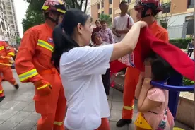惊险！小女孩玩耍时头被健身器材卡住 消防员用大钳子救人图片