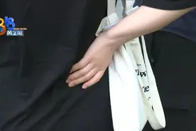 姑娘去完足浴店，隔天上班只能站着图片