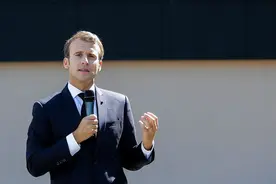 法国输了，但姆巴佩帽子戏法“封神”！马克龙：姆巴佩让法国骄傲，希望德尚继续执教国家队图片