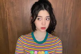 欧阳娜娜好淘气！穿露脐T恤装躺衣柜里拍大片，婴儿肌肤色太抢镜图片