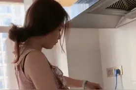 老婆厨房做饭背影，让我泪流满面，是我让她从小公主变成家庭妇女图片