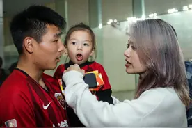 恭喜！武磊迎来第3个孩子：武磊妻子温柔美丽，一家五口幸福甜蜜图片