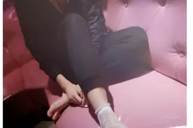 “妹子去KTV唱歌脱一只袜子剩下一只是有什么含义吗？”哈哈。图片