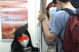 情侣在地铁上贴脸亲昵，旁边单身女子目不斜视：实则内心万马奔腾图片