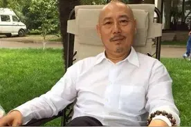 李成儒：坐拥豪宅却让妻儿住在小破屋里，儿子直言：以后不会养老图片