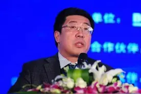 董藩教授：农民住到县城里，可以开着车去种地，专家又闹笑话了图片