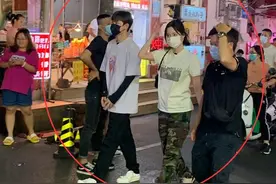欧阳娜娜逛街被路人偶遇，生图下虎背熊腰又胖一圈，和精修差距大图片