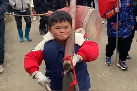 正月初六“小马云”范小勤，和当地小朋友一起游神，回归本来面目图片