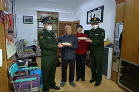河南省军区郑州第五干休所大年初一给老首长拜新年图片