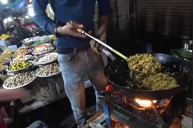 美国大聪明到印度旅游，直言要吃四种印度美食，到了最后后悔了图片