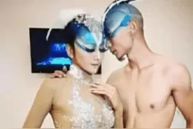 杨丽萍和男徒弟跳舞太投入，当镜头拉近后，网友：有点接辣眼图片