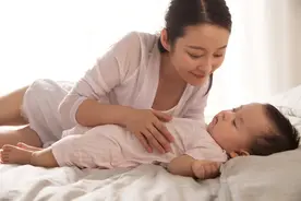 宝宝吐奶怎么办？只会拍嗝可不行，拍完还吐的话，试试这5种办法图片