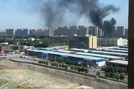 北京一废旧汽车拆卸厂着火，现场明火已灭，无人员伤亡图片