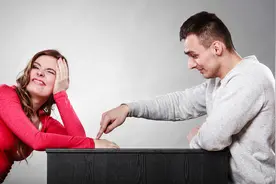 深夜丈夫出差提前回家，刚抱住妻子，看到床脚的东西，感觉天塌了图片