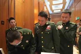 兵哥集体相亲现场，疯狂撒糖图片