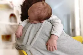 0～1岁宝宝吃睡玩作息指南，手把手教你养出天使宝宝图片