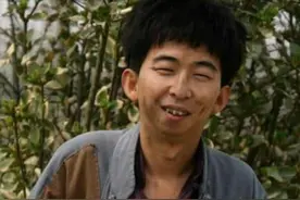 演员巨兴茂：因丑出名，7年赚来亿万身价，娶高挑美娇妻改善基因图片