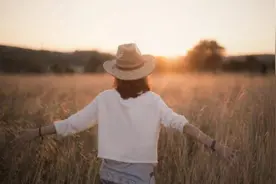 与人打交道时，最好别问以下五件事图片