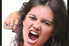 控制不住自己不良情绪任性的结果势必是损人不利己图片