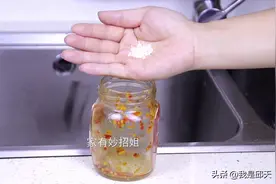 清洗玻璃瓶的小妙招，再多油渍的玻璃罐，也能轻轻松松洗干净图片