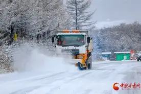甘肃部分地区普降小到中雪 公路部门迅速除雪保畅图片