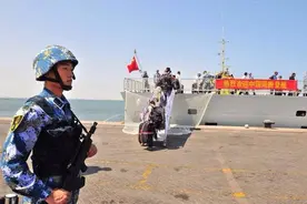 2015年也门撤侨：一声令下海军舰炮瞄准海岸，从头到尾无人敢靠近图片