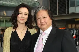 洪金宝的风流史：为娶港姐抛弃发妻，靠轮椅出行的他依旧绯闻不断图片