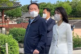 韩国新总统上任后首次陪老婆散步！第一夫人穿白西装真美，太嫩了图片