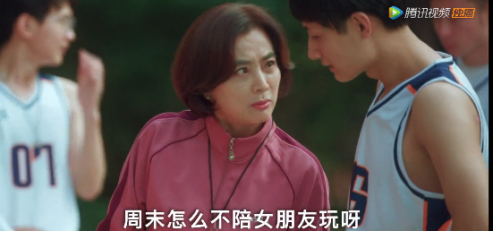 “玉兔精”演大妈，跟年轻小伙抢篮球场，广场舞比赛穿奥特曼战服