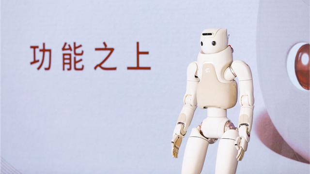 世界机器人大会观察｜挤不进去展台，人形机器人集体比拼"卷"活干