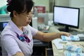 银行错把800元打成800万，储户把钱花光了，责任到底谁来承担？图片